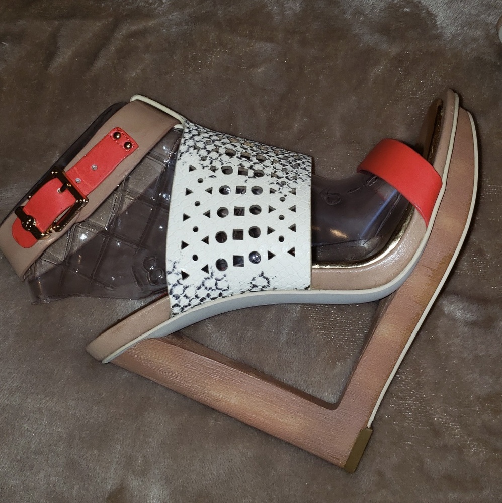 BRAND NEW, UNIQUE, CUT OUT, BCBG MAXAZRIA WEDGES - Picture 7 of 8